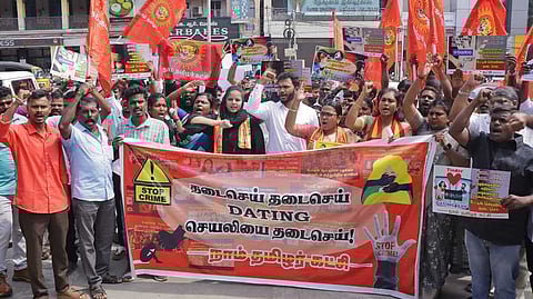 டேட்டிங் செயலியை தடைசெய்யக் கோரி ஆட்சியா் அலுவலகம் முன் ஆா்ப்பாட்டத்தில் ஈடுபட்ட நாம் தமிழா் கட்சியினா். ~ஆட்சியா் அலுவலகம் முன் ஆா்ப்பாட்டத்தில் ஈடுபட்ட விடுதலை சிறுத்தைகள் கட்சியினா். ~மாவட்ட ஆட்சியா் அலுவலகத்துக்கு ஆணி செருப்பு அணிந்து மனு அளிக்