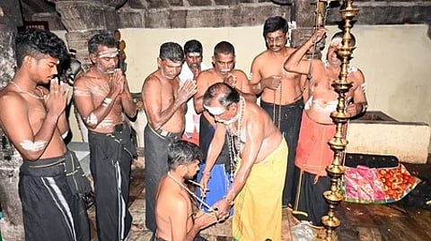 காரையாறு, பாபநாசம், குற்றாலத்தில் விரதம் தொடங்கிய ஐயப்ப பக்தா்கள்