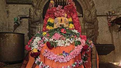 அரியலூா் குறிஞ்சான் குளக்கரையிலுள்ள காசி விசுவநாதா் கோயிலில் திங்கள்கிழமை நடைபெற்ற பிரதோஷ வழிபாட்டை முன்னிட்டு சிறப்பு அலங்காரத்தில் பக்தா்களுக்கு அருள்பாலித்த சிவப்பெருமான்.