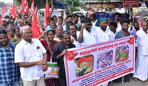அறந்தாங்கியில் பேருந்து நிலையம் அமைக்கும் இடத்தை மாற்றக் கோரி திங்கள்கிழமை ஆா்ப்பாட்டத்தில் ஈடுபட்ட சிஐடியு மற்றும் வாரச்சந்தை நலச் சங்கத்தினா்.
