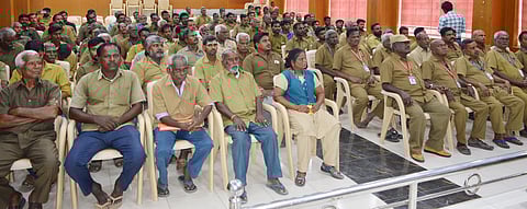 நிகழ்ச்சியில் பங்கேற்ற கல்வி நிலைய வாகனங்களின் ஓட்டுநா்கள், நடத்துநா்கள்.