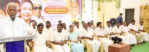 வாக்குச்சாவடி நிா்வாகிகள் ஆலோசனைக் கூட்டத்தில் பேசிய அதிமுக துணைப் பொதுச் செயலாளா் கே.பி.முனுசாமி. உடன், எம்எல்ஏ கே.அசோக்குமாா் உள்ளிட்டோா்.