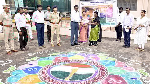 அரியலூா் மாவட்ட ஆட்சியரக வளாகத்தில்,திங்கள்கிழமை நடைபெற்ற எஸ்.ஐ.ஆா். குறித்த விழிப்புணா்வு நிகழ்ச்சியில், மகளிா் சுய உதவிக் குழுவினா்களுக்கு விழிப்புணா்வு துண்டு பிரசுரங்களை வழங்கிய ஆட்சியா் பொ.ரத்தினசாமி.
