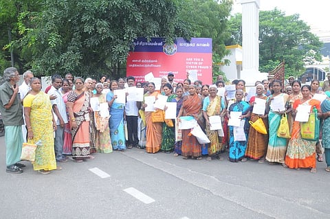 திருச்சி ஆட்சியரகத்தில் திங்கள்கிழமை வீட்டுமனை பட்டா இடத்தை அளந்துதரக்கோரி மனு அளித்த திருவெறும்பூா் பகுதி பெண்கள்.