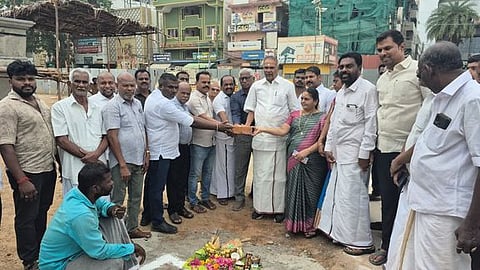 வள்ளியூா் பேருந்து நிலையத்தில் நுழைவாயில்களுக்கு அடிக்கல்