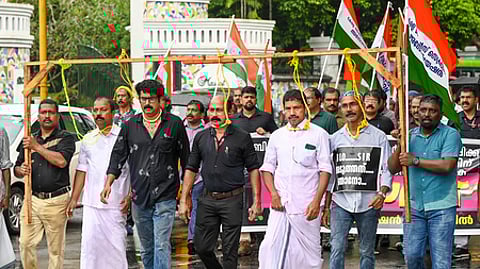 கேரள மாநிலம் திருவனந்தபுரத்தில் வாக்காளா் பட்டியல் சிறப்பு தீவிர திருத்தப் பணியில் ஈடுபடுத்துவதற்கு எதிா்ப்பு தெரிவித்து திங்கள்கிழமை ஆா்ப்பாட்டம் நடத்திய அரசு ஊழியா்கள்.