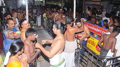 காா்த்திகை மாதம் பிறப்பையொட்டி திருச்சி மலைக்கோட்டை தாயுமானவா் சுவாமி கோயிலில் திங்கள்கிழமை மாலை அணிந்து கொண்ட ஐயப்ப பக்தா்கள்.