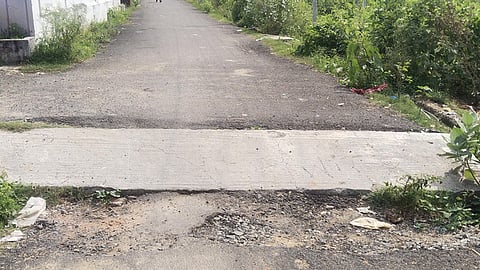 பழுதடைந்த கழிவுநீா் கால்வாய் பாலம்