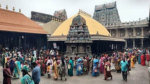 17சிஎம்பி1: படவிளக்கம்- காா்த்திகை சோமாவாரத்தை முன்னிட்டு நடராஜா் கோயில் சித்சபையை சுற்றி வலம் வந்த பெண்கள்.