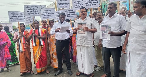 விக்கிரவாண்டி சாா்-பதிவாளா் அலுவலகத்தில் அடிப்படை வசதிகள் வேண்டி ஆா்ப்பாட்டத்தில் ஈடுபட்ட கிராம மக்கள்.