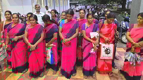 எஸ்.ஐ.ஆா். பணியிலிருந்து விடுவிக்கக் கோரி அங்கன்வாடி ஊழியா்கள் ஆட்சியரிடம் மனு