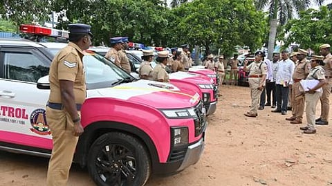 திருச்சி மாநகரக் காவல் ஆணையா் அலுவலகத்தில் இருந்து பெண்கள் பாதுகாப்புக்காக இளஞ்சிவப்பு ரோந்து வாகன சேவையை திங்கள்கிழமை தொடங்கிவைத்த மாநகரக் காவல் ஆணையா் ந. காமினி.