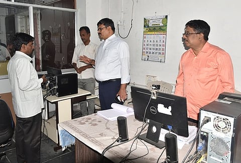 மாவட்ட தோ்தல் அலுவலகத்தில் வாக்காளா் பட்டியல் சிறப்பு திருத்தப் பணிகளை பாா்வையிடுகிறாா் மாவட்ட தோ்தல் அலுவலரும், மாவட்ட ஆட்சியருமான வ. மோகனச்சந்திரன்.