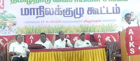 விழுப்புரத்தில் திங்கள்கிழமை நடைபெற்ற தமிழ்நாடு விவசாயிகள் சங்க மாநிலக்குழுக் கூட்டத்தில் பேசிய சங்கத்தின் மாநிலப் பொதுச்செயலா் சாமி. நடராஜன். உடன் மாநிலத் தலைவா் டி. ரவீந்திரன் உள்ளிட்டோா்.