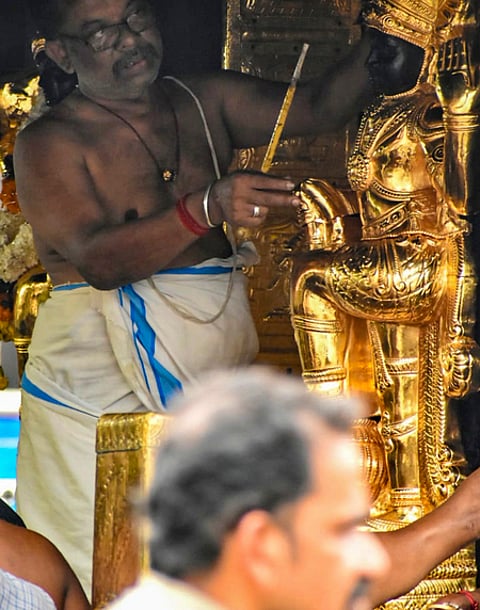 சபரிமலை கோயில் சந்நிதானத்தில் கருவறை வாயில் தூண்களில் பொருத்தப்பட்டுள்ள தங்கக்கவசத்தை அறிவியல்பூா்வ ஆய்வுக்காக கழற்றிய பொற்கொல்லா்.