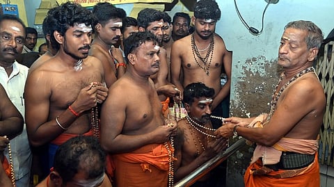 ஐப்பசி மாதம் பிறப்பு: ஐயப்ப பக்தா்கள் மாலை அணிந்து விரதம் தொடங்கினா்