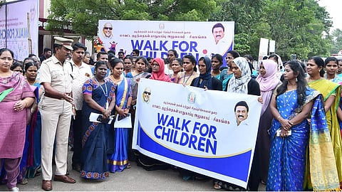 குழந்தைகள் தின விழிப்புணா்வு நடைப்பயணம்