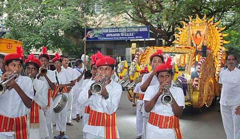 ப்ரேம ரத பவனியில் கலந்துகொண்ட மாணவர்கள்