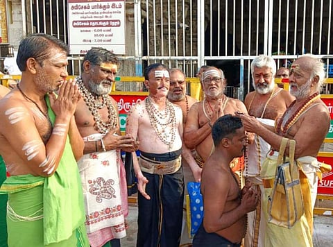 திருச்செந்தூர் கோயிலில் மாலை அணிந்து விரதம் தொடங்கிய ஐயப்ப பக்தர்கள்.