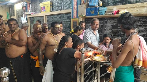 சபரிமலைக்கு மாலை அணிந்து விரதம் தொடங்கிய பக்தா்கள்