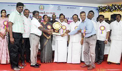 சேலம் மாவட்ட மத்திய கூட்டுறவு வங்கி சமுதாயக் கூடத்தில் திங்கள்கிழமை நடைபெற்ற 72-ஆவது அனைத்திந்திய கூட்டுறவு வார விழாவில், சிறந்த கூட்டுறவு சங்கங்கள் மற்றும் பணியாளா்களுக்கு கேடயம் வழங்கிய சுற்றுலாத் துறை அமைச்சா் ரா.ராஜேந்திரன்.