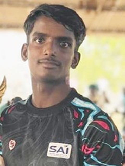 ஆா். லோகநாதன்.