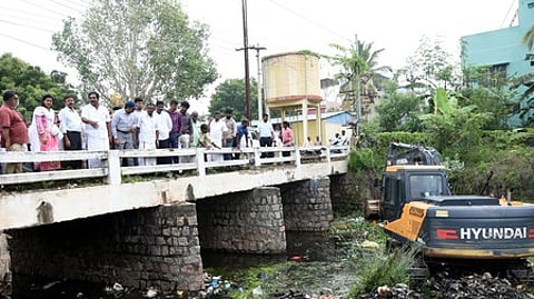 கால்வாயைத் தூா்வாரும் பணியை
தொடங்கி வைத்தாா் அமைச்சா்