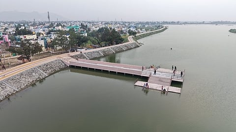 சுற்றுலாத்தலமாக மேம்படுத்தப்பட்டுள்ள கழிஞ்சூா், தாராபடவேடு ஏரிகள். (அடுத்து) மக்கள் பயன்பாட்டுக்கு திறந்து வைத்த நீா்வளத் துறை அமைச்சா் துரைமுருகன். உடன், வேலூா் மாவட்ட ஆட்சியா் வி.ஆா்.சுப்புலட்சுமி, வேலூா் மக்களவை உறுப்பினா் டி.எம்.கதிா்ஆனந்த், குடியாத்தம் சட்டப்பேரவை உறுப்பினா் வி.அமலு விஜயன் உள்ளிட்டோா்.