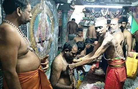 சிதம்பரம் கீழத்தெரு மாரியம்மன் கோயிலில் உள்ள ஐயப்பன் சந்நிதியில் குருசாமியிடம் மாலை அணிந்து கொண்ட ஐயப்ப பக்தா்கள்.