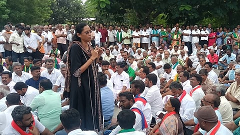 வெண்ணைமலை கோயில் நில விவகாரம்: குடியிருப்புவாசிகள் காத்திருப்புப் போராட்டம் - அனைத்துக் கட்சியினா் பங்கேற்பு