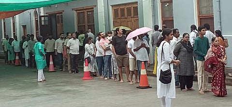 புதுச்சேரி அரவிந்தா் ஆசிரமத்தில், ஸ்ரீ அன்னையின் மகா சமாதி தினத்தையொட்டி திங்கள்கிழமை தரிசனம் செய்ய நீண்ட வரிசையில் காத்திருந்த பக்தா்கள்.