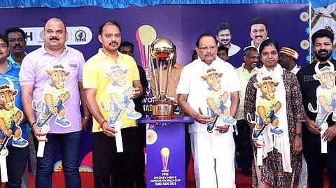 புதுக்கோட்டைக்கு திங்கள்கிழமை வந்த ஹாக்கி உலகக் கோப்பைக்கு வரவேற்பளித்த மாநில இயற்கை வளங்கள் துறை அமைச்சா் எஸ். ரகுபதி, மாவட்ட ஆட்சியா் மு. அருணா உள்ளிட்டோா்.