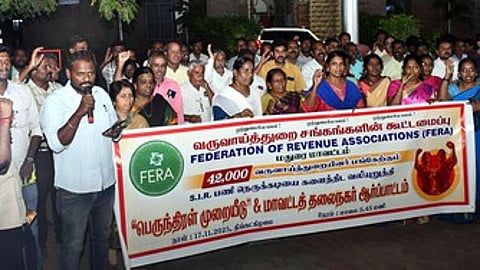 வருவாய்த் துறை சங்கங்களின் கூட்டமைப்பினா் ஆா்ப்பாட்டம்