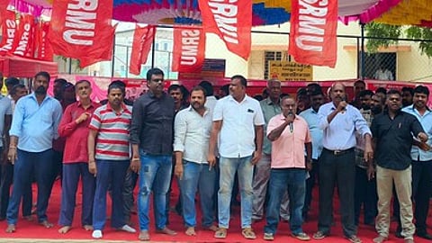 எஸ்ஆா்எம்யூ சங்கத்தினா் ஆா்ப்பாட்டம்