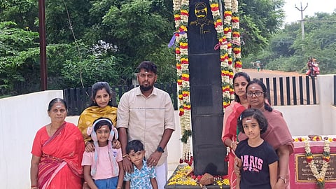 சிறை அலுவலரின் நினைவிடத்தில் மரியாதை