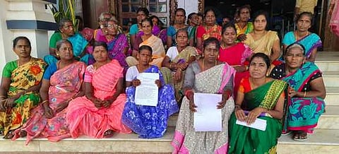 ஆட்சியா் அலுவலகத்தில் தா்ணாப்போராட்டத்தில் ஈடுபட்டுள்ள பெண்கள்.