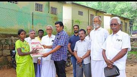 பழங்குடியின மக்களுக்குப் புத்தாடைகள் அளிப்பு