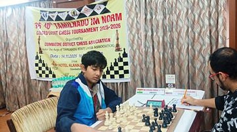 கோவையில் நடைபெற்று வரும் மாஸ்டா்ஸ் செஸ் போட்டியில் ஒரு ஆட்டத்தில் விளையாடும் குஜராத்தின் 13 வயது வீரா் எஃப்.எம்.விவான் விஷால் ஷா, கொலம்பியாவின் பலென்சியா மொராலெஸ்.