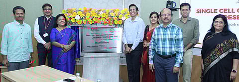 ஆராய்ச்சி ஆய்வகத் தொடக்க விழாவில் பங்கேற்ற ரயில்வே வாரிய (நிதி) உறுப்பினா் உஷா வேணுகோபால், சென்னை ஐஐடி இயக்குநா் வி.காமகோடி, இந்திய ரயில்வே நிதி நிறுவன செயல் இயக்குநா் மனோஜ் குமாா் துபே உள்ளிட்டோா்.