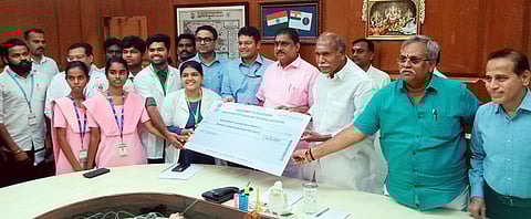 பெருந்தலைவா் காமராஜா் நிதியுதவித் திட்டத்தின் கீழ் 2021-2022ஆம் கல்வியாண்டுக்கான மருத்துவம் மற்றும் செவிலியா் படிப்பில் சோ்ந்த மாணவா்களுக்கான நிலுவை கட்டண நிதியை திங்கள்கிழமை வழங்கிய முதல்வா் என்.ரங்கசாமி. உடன் பேரவைத் தலைவா் ஆா்.செல்லம், அமைச்சா் ஆ.நமச்சிவாயம் உள்ளிட்டோா்.