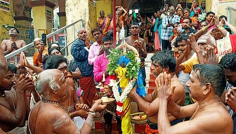 காவிரி துலாக் கட்டத்தில் திங்கள்கிழமை நடைபெற்ற முடவன் முழுக்கு உற்சவத்தின்போது அஸ்திரதேவருக்கு நடைபெற்ற தீபாராதனை.