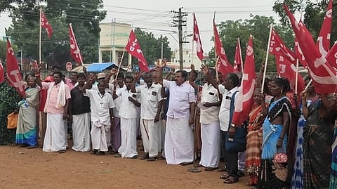 ஊரக வளா்ச்சி, உள்ளாட்சித் துறை ஊழியா்கள் சங்கத்தினா் ஆா்ப்பாட்டம்