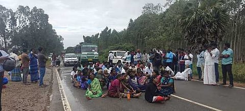 கல்லூரி மாணவா் தூக்கிட்டு உயிரிழப்பு: இறப்பில் சந்தேகம் எனக்கூறி உறவினா்கள் மறியல்