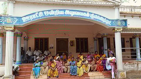 போராட்டத்தில் ஈடுபட்ட அச்சங்குளம் கிராம மக்கள்