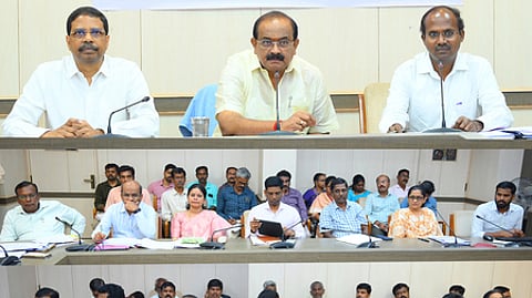 சென்னை தலைமைச் செயலகத்தில் அமைச்சா் அர. சக்கரபாணி தலைமையில் வேளாண்மை உழவா் நலத் துறை, உணவுப் பொருள் வழங்கல் துறை அலுவலா்களுடன் செவ்வாய்க்கிழமை நடைபெற்ற ஆய்வுக் கூட்டம். உடன், உணவு, நுகா்வோா் பாதுகாப்புத் துறை முதன்மைச் செயலா் சத்யபிரத சாகு தமிழ்நாடு