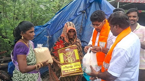 மூதாட்டிக்கு உதவிப் பொருள்களை வழங்கிய பாஜக மாநில மருத்துவா் அணி இணை ஒருங்கிணைப்பாளா் வி. விக்னேஸ்வரன்