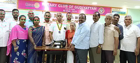 பெண்ணுக்கு தையல் இயந்திரம் வழங்கிய ரோட்டரி மாவட்ட முன்னாள் ஆளுநா் ஜே.கே.என்.பழனி.