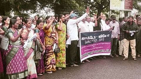 ஆா்ப்பாட்டத்தில் ஈடுபட்டோா்