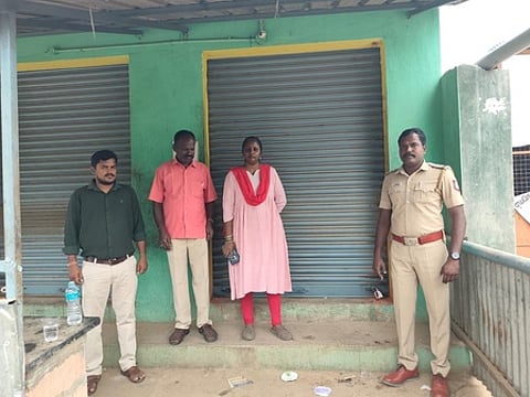 சட்டவிரோதமாக செயல்பட்ட மதுக் கூடத்துக்கு ‘சீல்’ வைத்த அதிகாரிகள்.