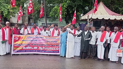 அரியலூா் அண்ணாசிலை அருகே ஆா்ப்பாட்டத்தில் ஈடுபட்ட இந்திய கம்யூனிஸ்ட் கட்சியினா்.